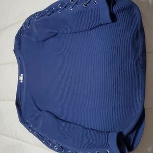 Ribbed sweater with laced sleeves